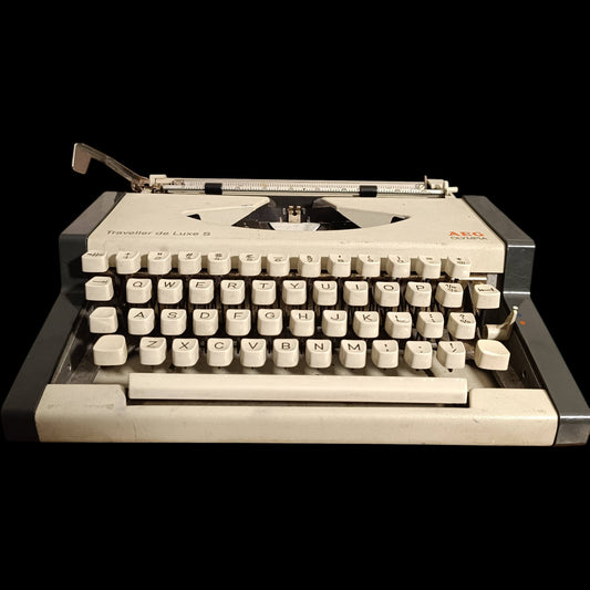 Image of Olympia Traveller de Luxe S Typewriter.
Available from universaltypewritercompany.in