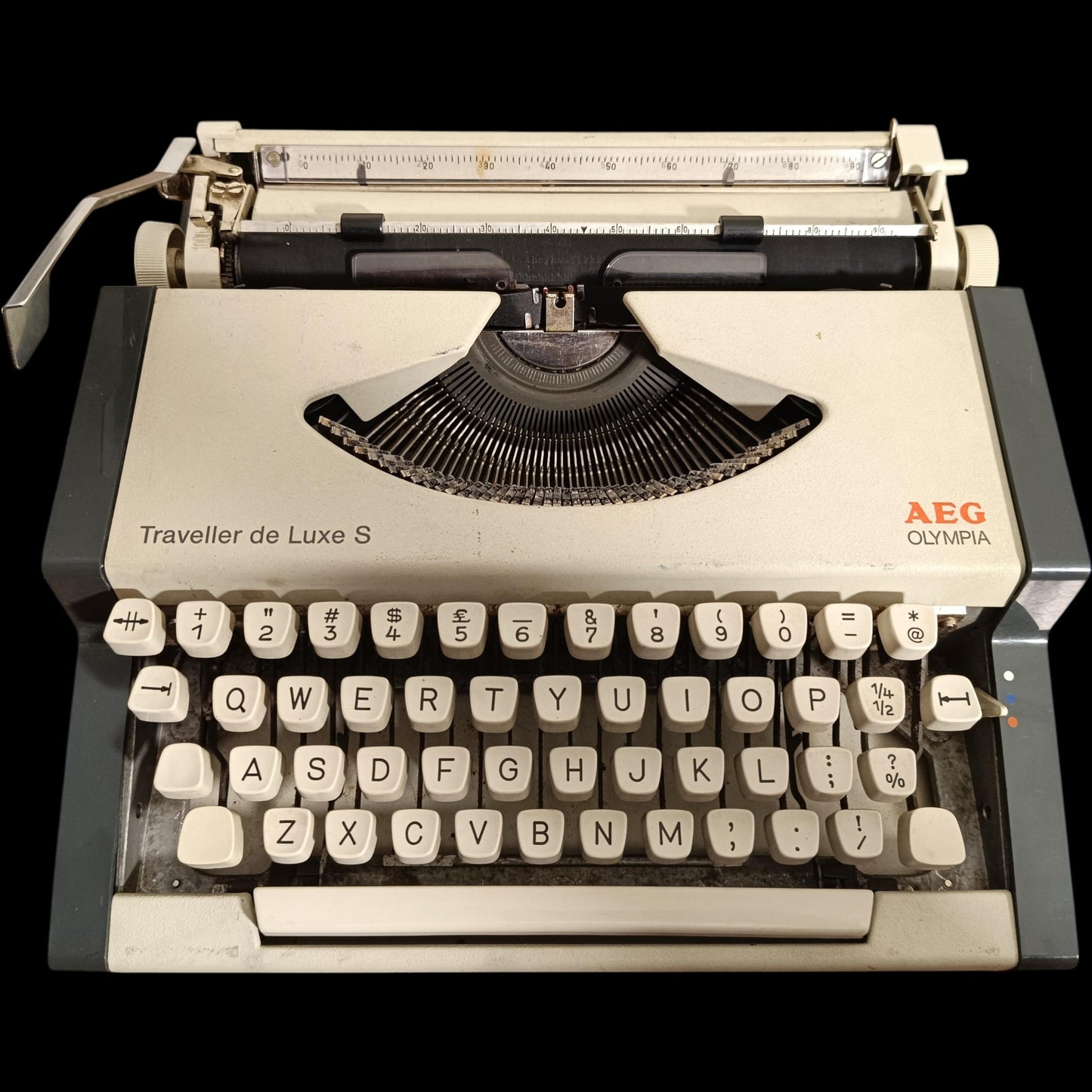 Image of Olympia Traveller de Luxe S Typewriter.
Available from universaltypewritercompany.in