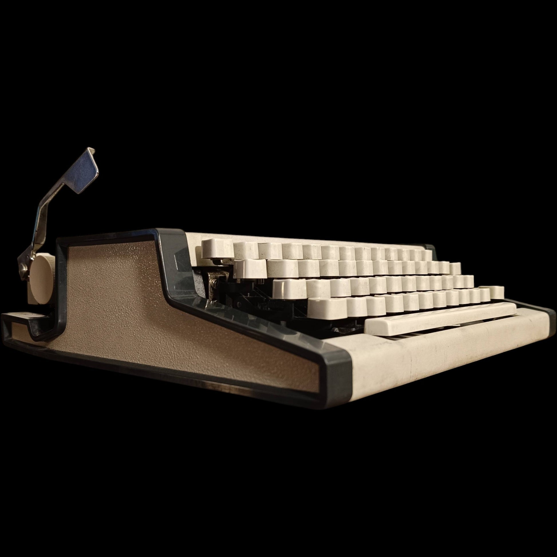 Image of Olympia Traveller de Luxe S Typewriter.
Available from universaltypewritercompany.in