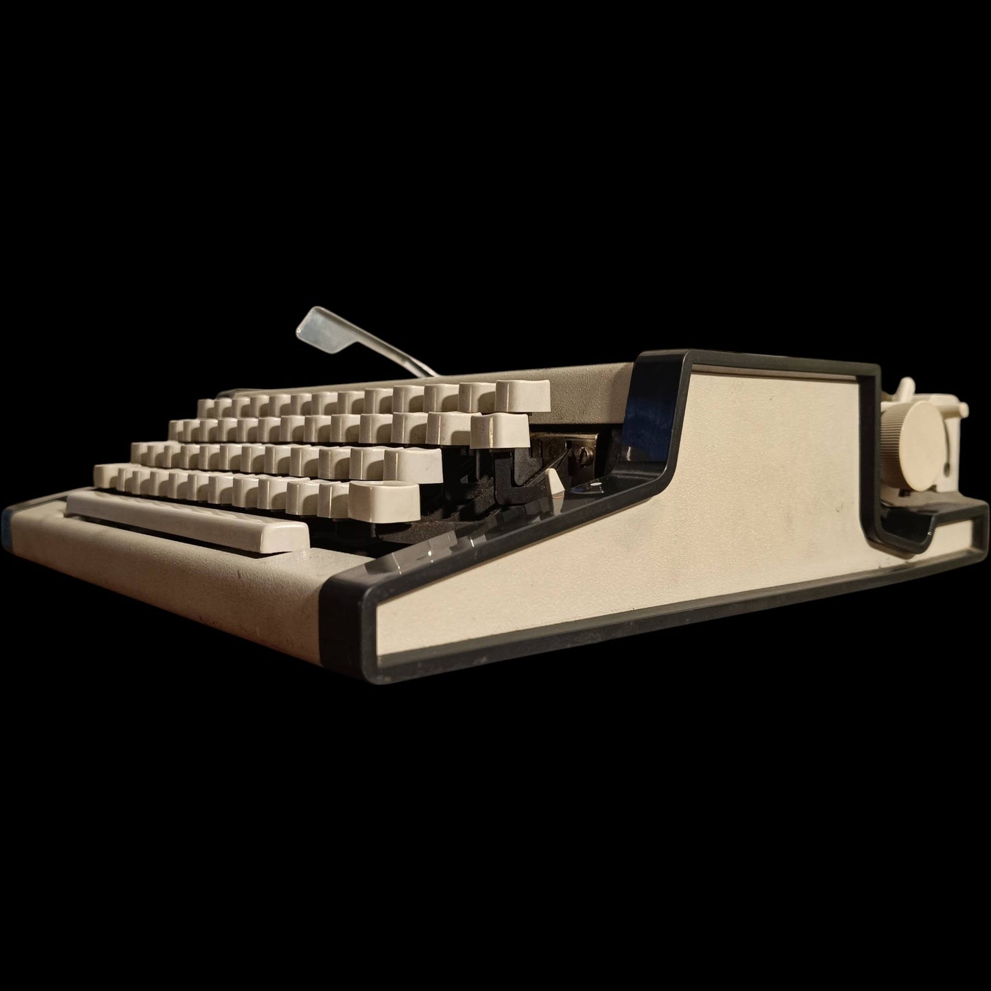Image of Olympia Traveller de Luxe S Typewriter.
Available from universaltypewritercompany.in