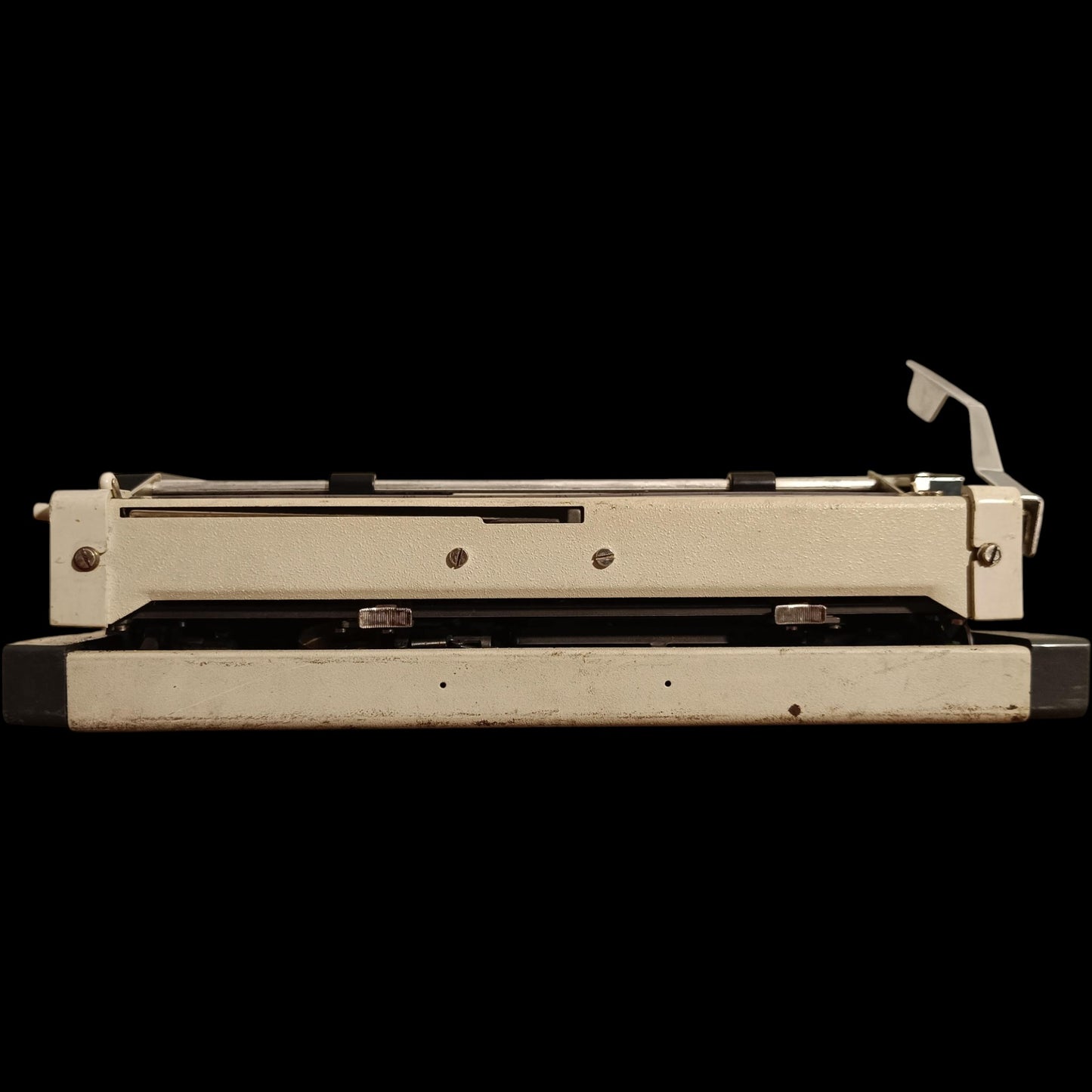 Image of Olympia Traveller de Luxe S Typewriter.
Available from universaltypewritercompany.in