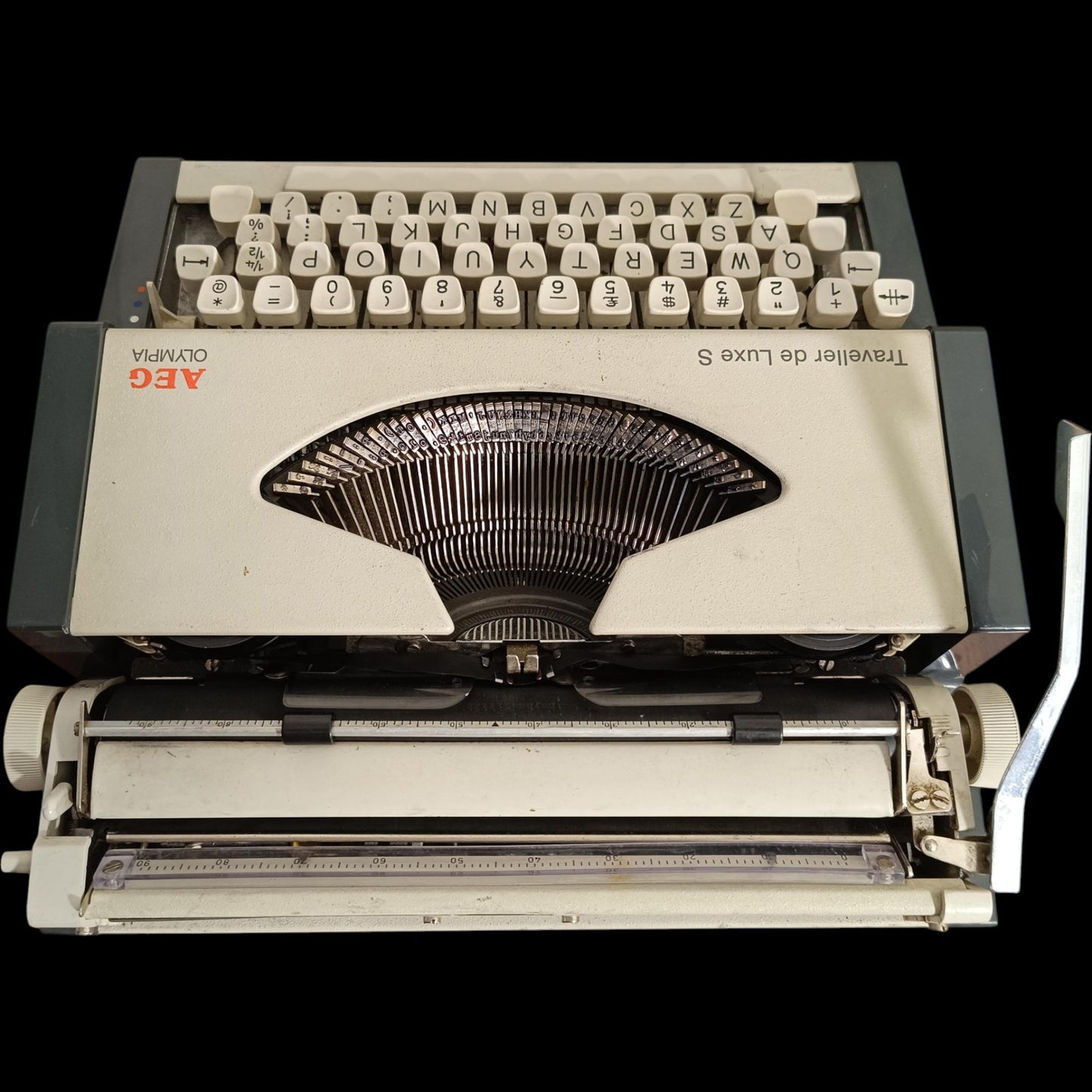 Image of Olympia Traveller de Luxe S Typewriter.
Available from universaltypewritercompany.in