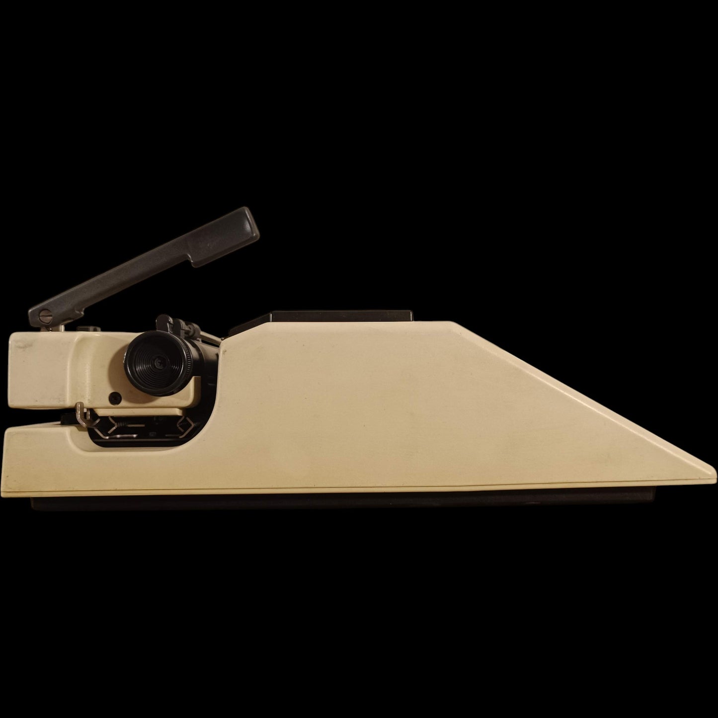 Image of Olivetti Lettera 41 Typewriter.
Available from universaltypewritercompany.in