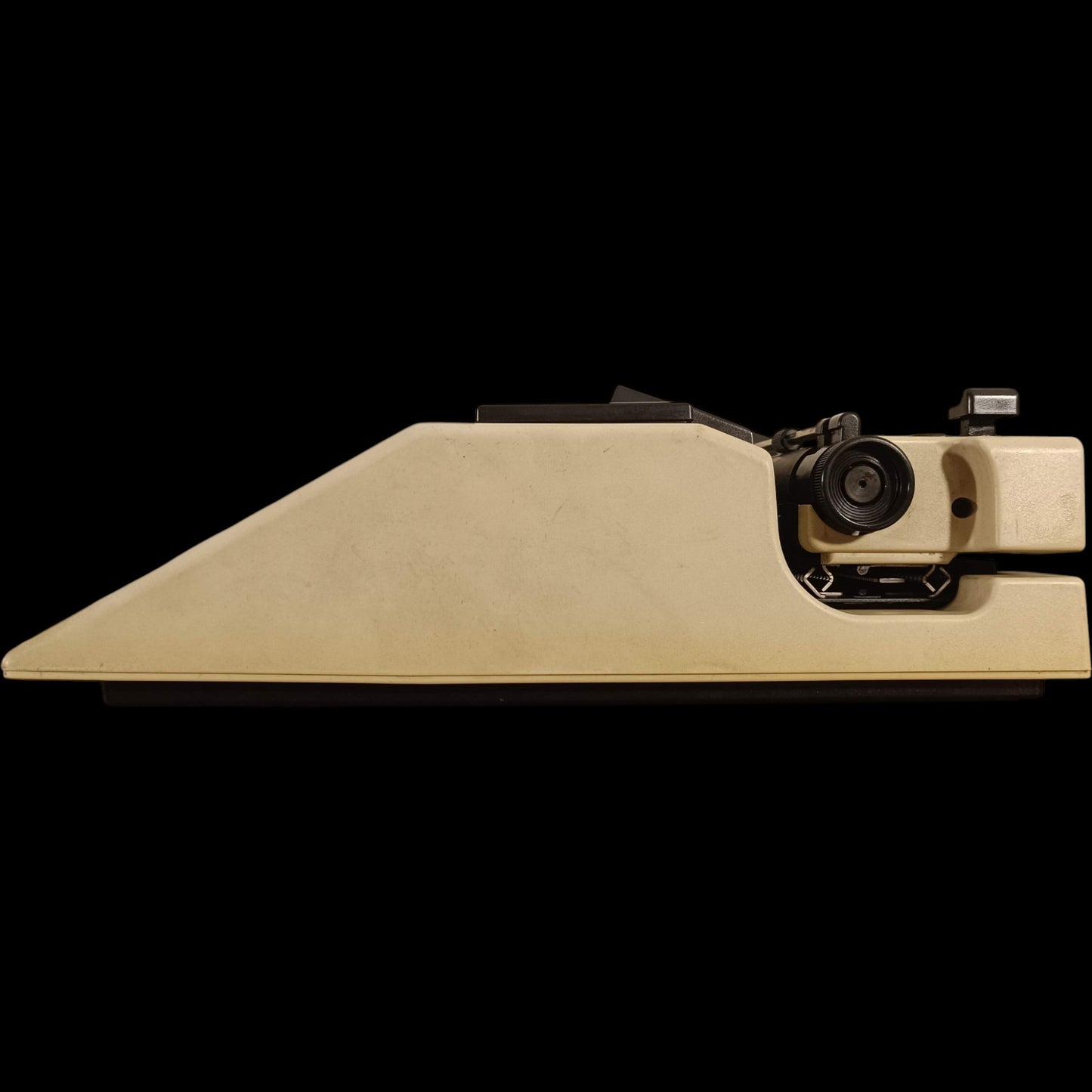 Image of Olivetti Lettera 41 Typewriter.
Available from universaltypewritercompany.in
