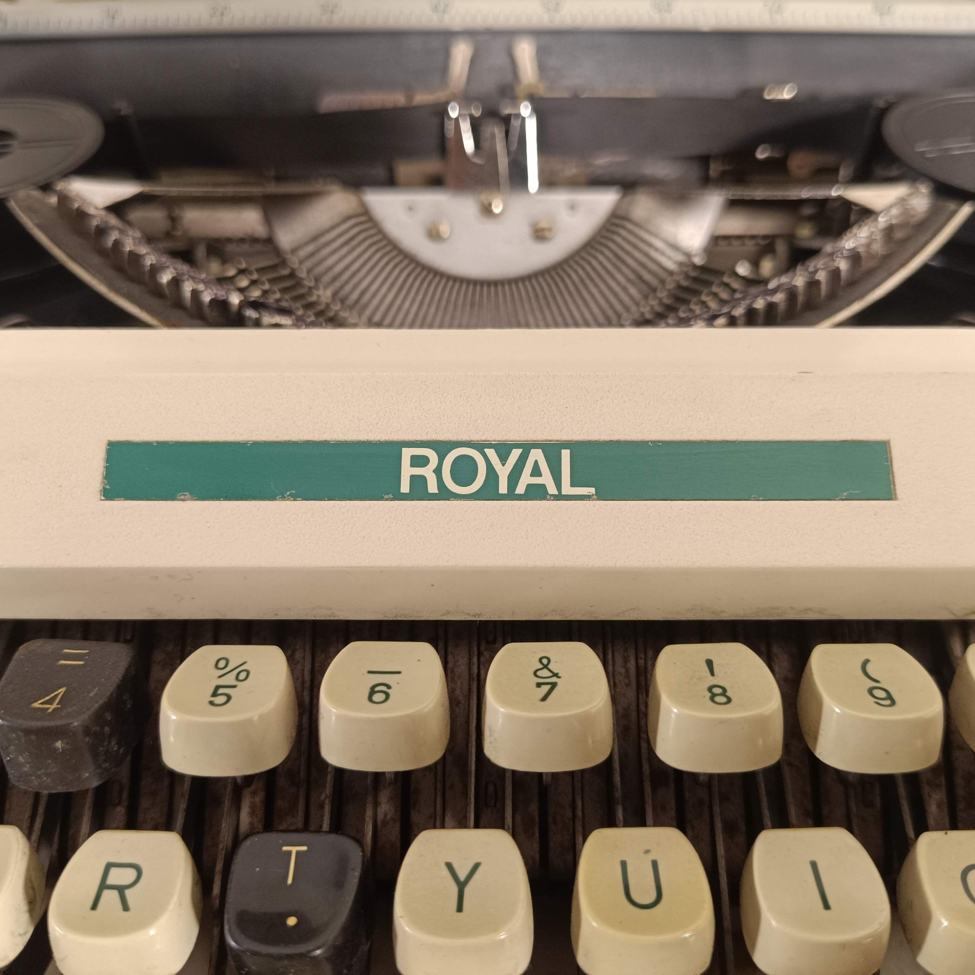 Image of Royal Safari III Typewriter.
Available from universaltypewritercompany.in