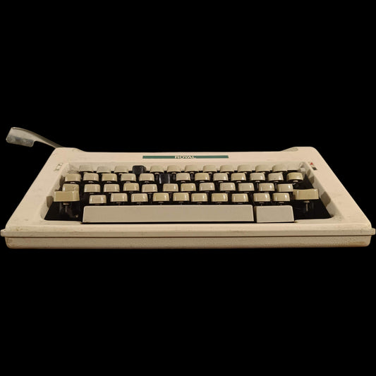 Image of Royal Safari III Typewriter.
Available from universaltypewritercompany.in