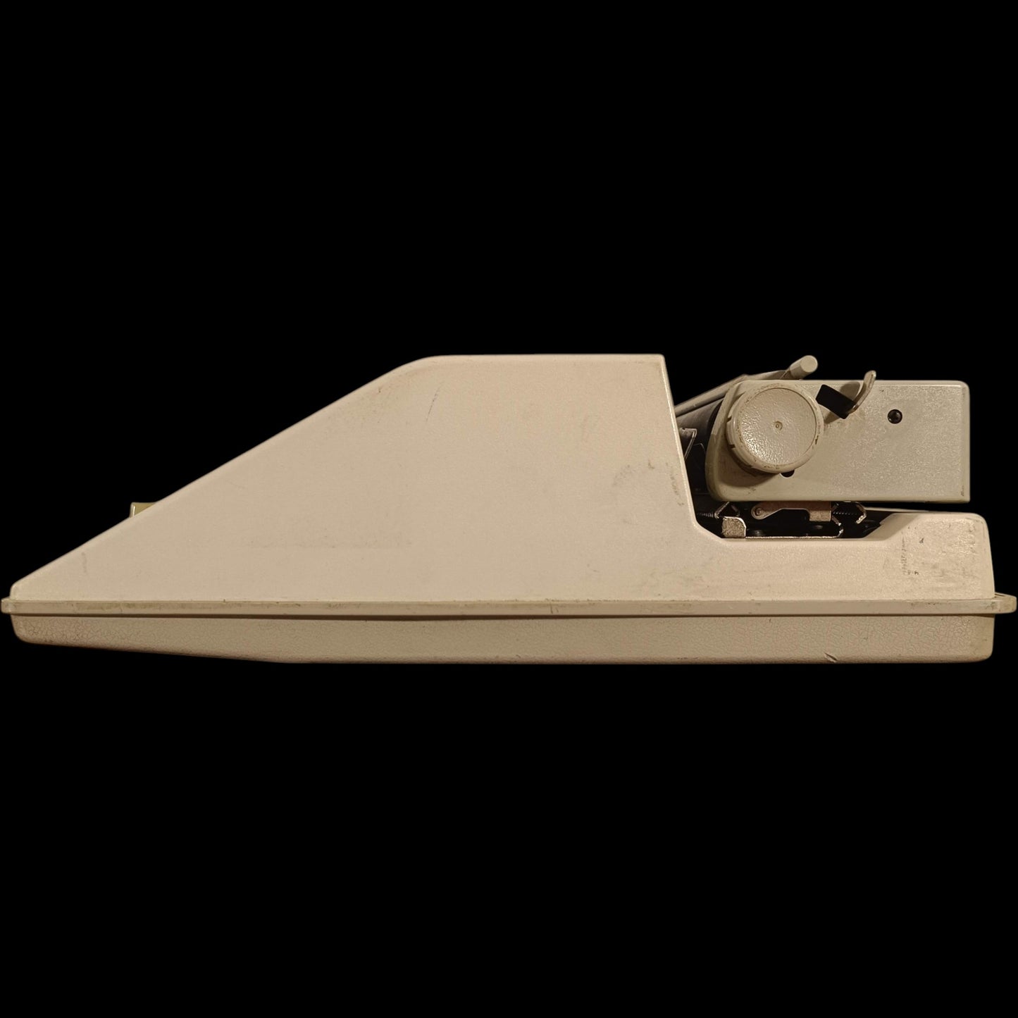 Image of Royal Safari III Typewriter.
Available from universaltypewritercompany.in
