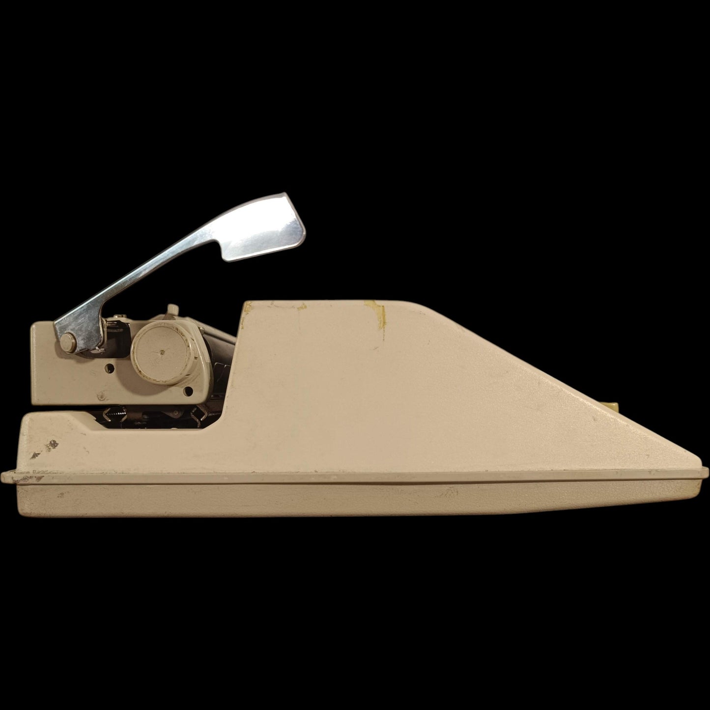 Image of Royal Safari III Typewriter.
Available from universaltypewritercompany.in