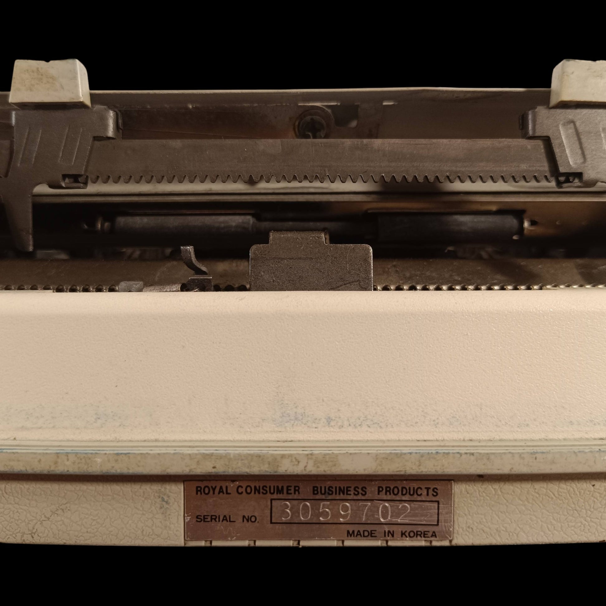 Image of Royal Safari III Typewriter.
Available from universaltypewritercompany.in