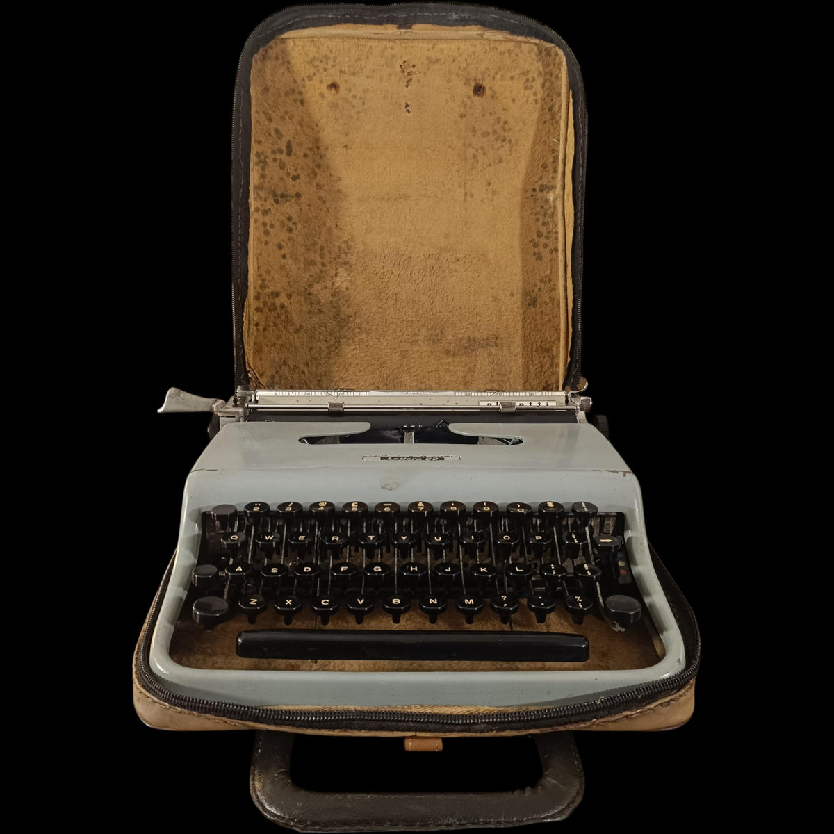 Image of Olivetti Lettera 22 Typewriter.
Available from universaltypewritercompany.in