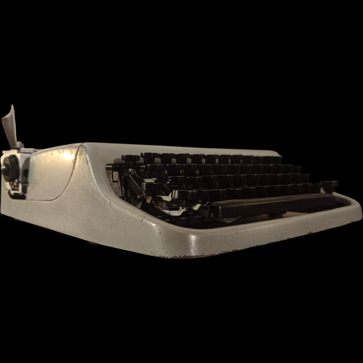 Image of Olivetti Lettera 22 Typewriter.
Available from universaltypewritercompany.in