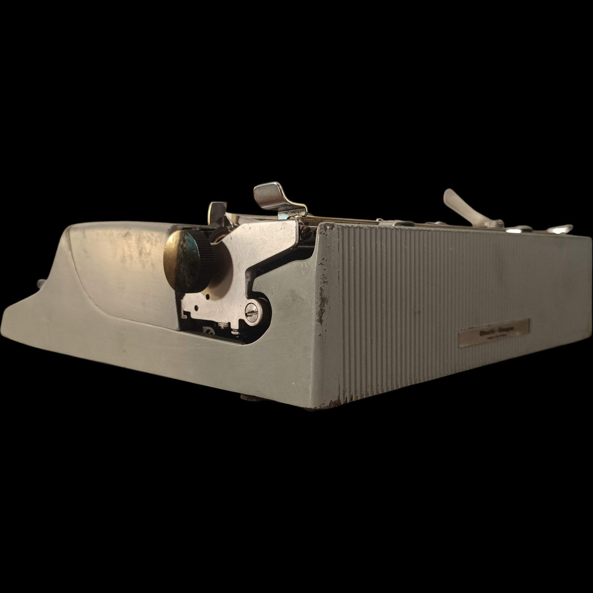 Image of Olivetti Lettera 22 Typewriter.
Available from universaltypewritercompany.in