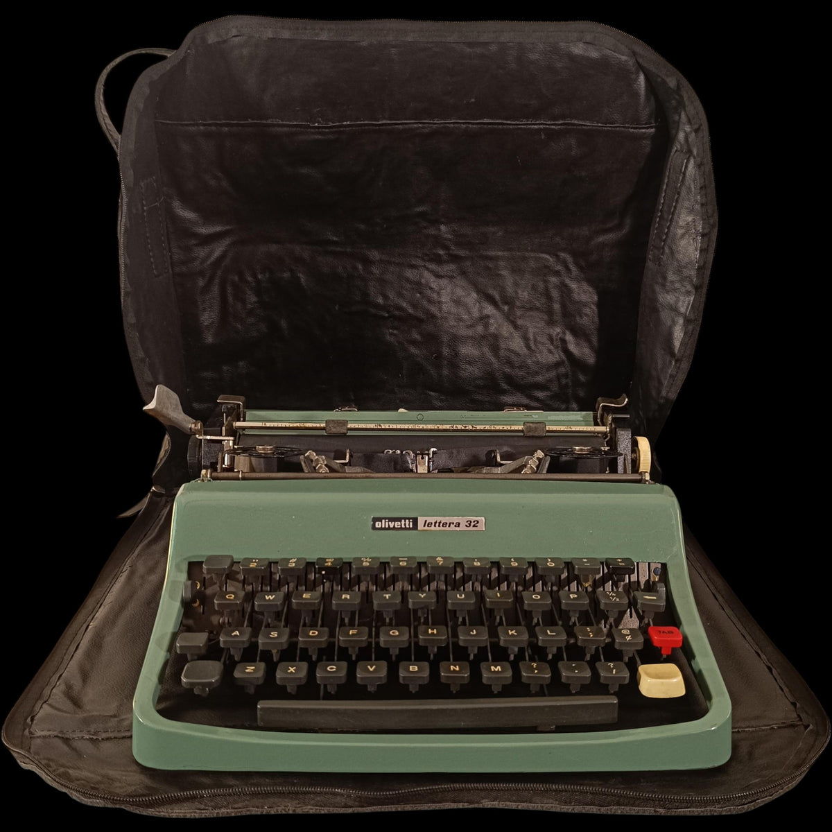 Image of Olivetti Lettera 32 Typewriter.
Available from universaltypewritercompany.in