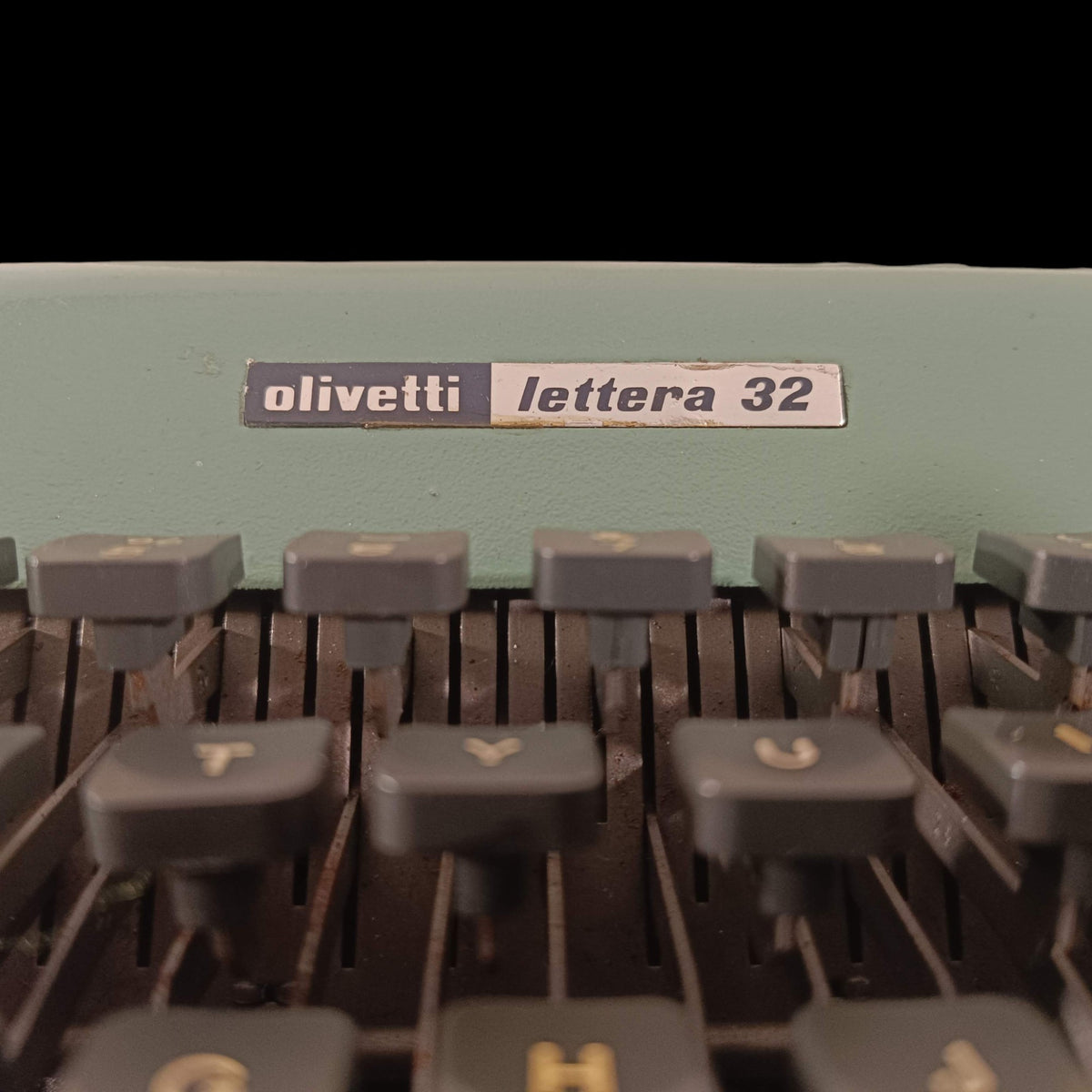 Image of Olivetti Lettera 32 Typewriter.
Available from universaltypewritercompany.in