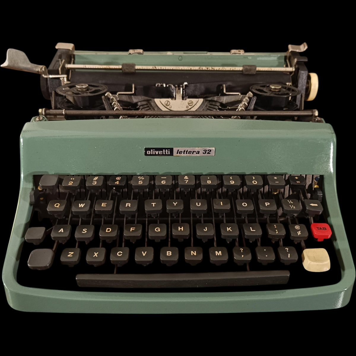 Image of Olivetti Lettera 32 Typewriter.
Available from universaltypewritercompany.in