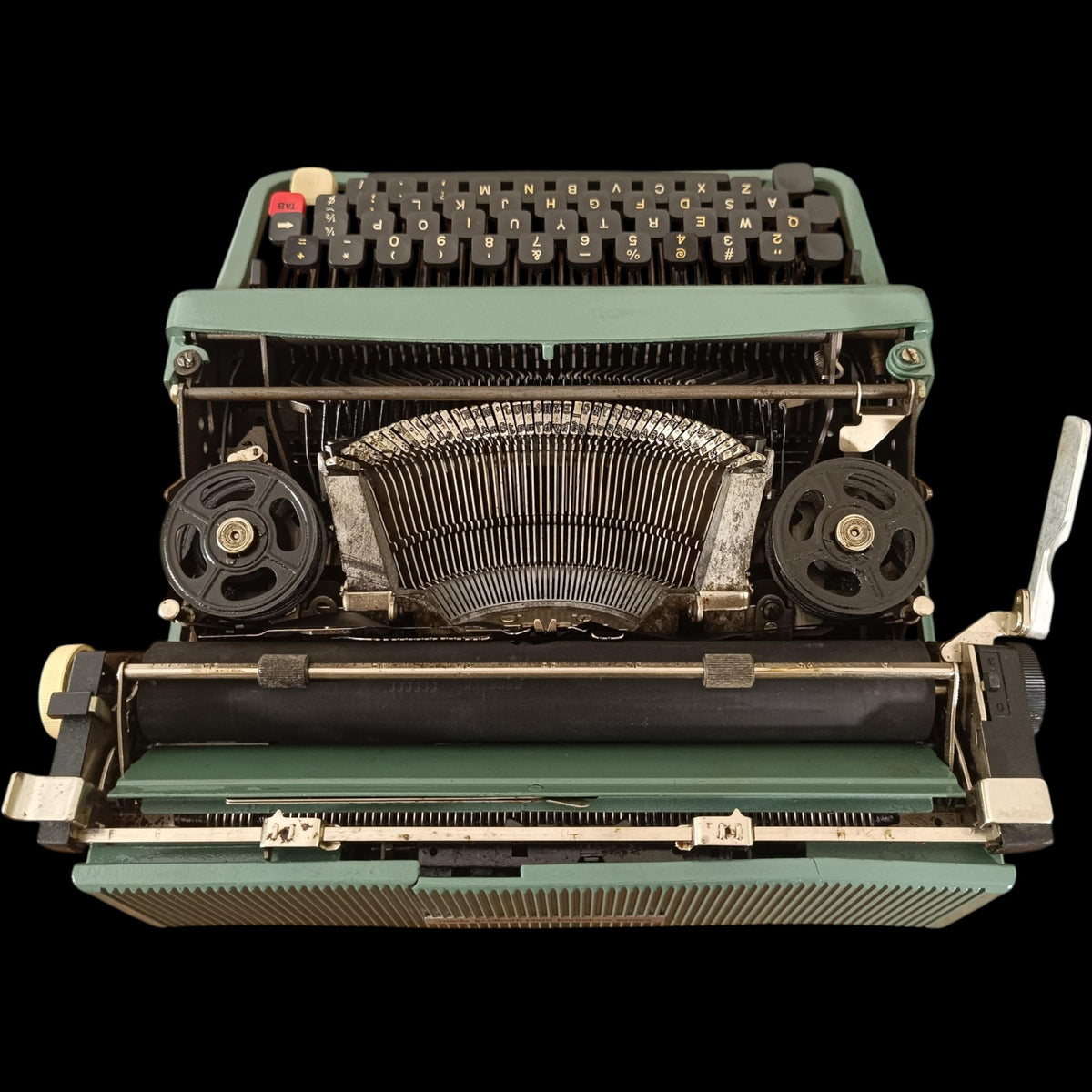 Image of Olivetti Lettera 32 Typewriter.
Available from universaltypewritercompany.in