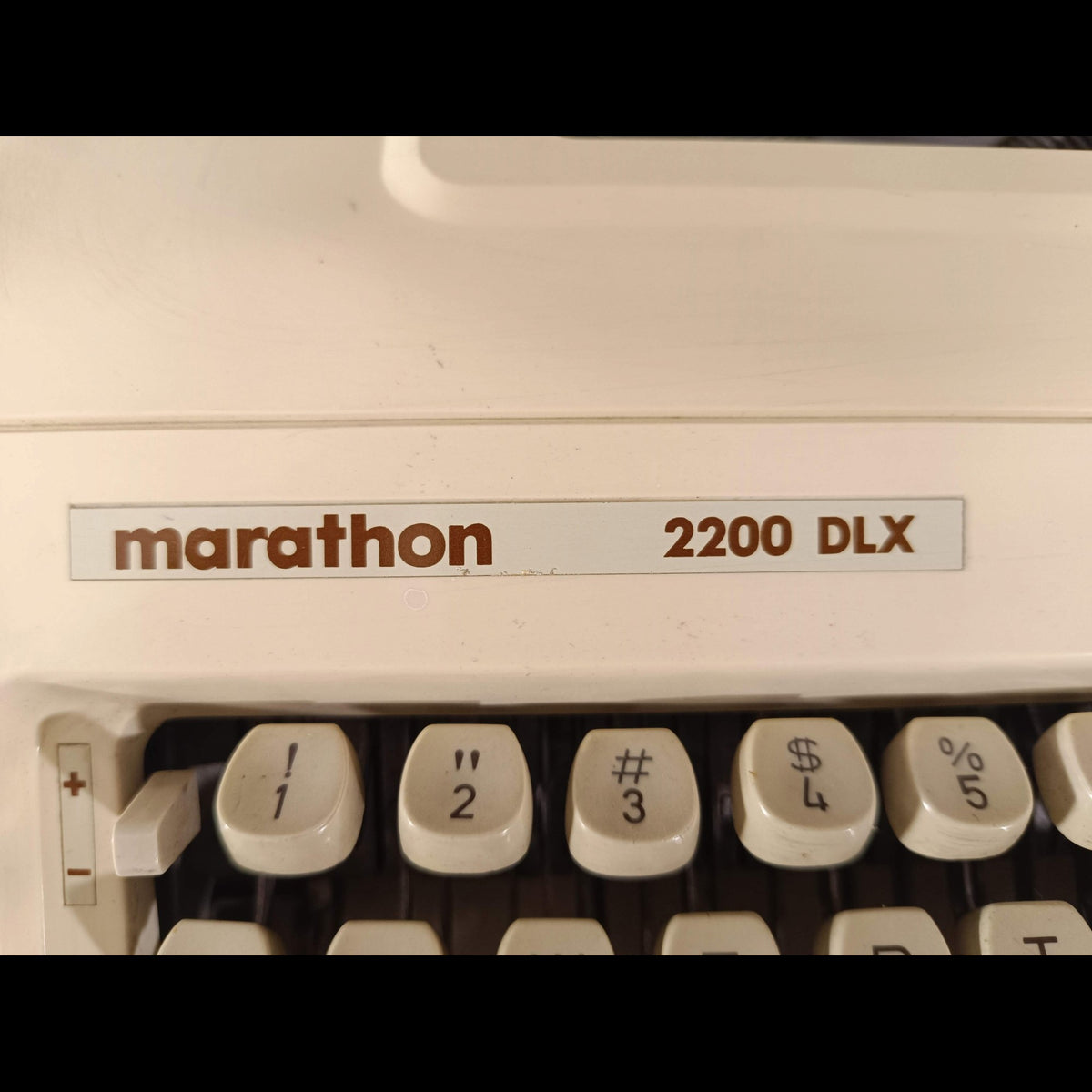Image of Marathon 2200 DlX Typewriter.
Available from universaltypewritercompany.in