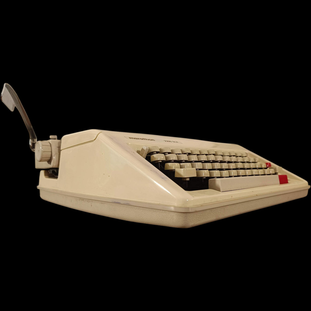 Image of Marathon 2200 DlX Typewriter.
Available from universaltypewritercompany.in
