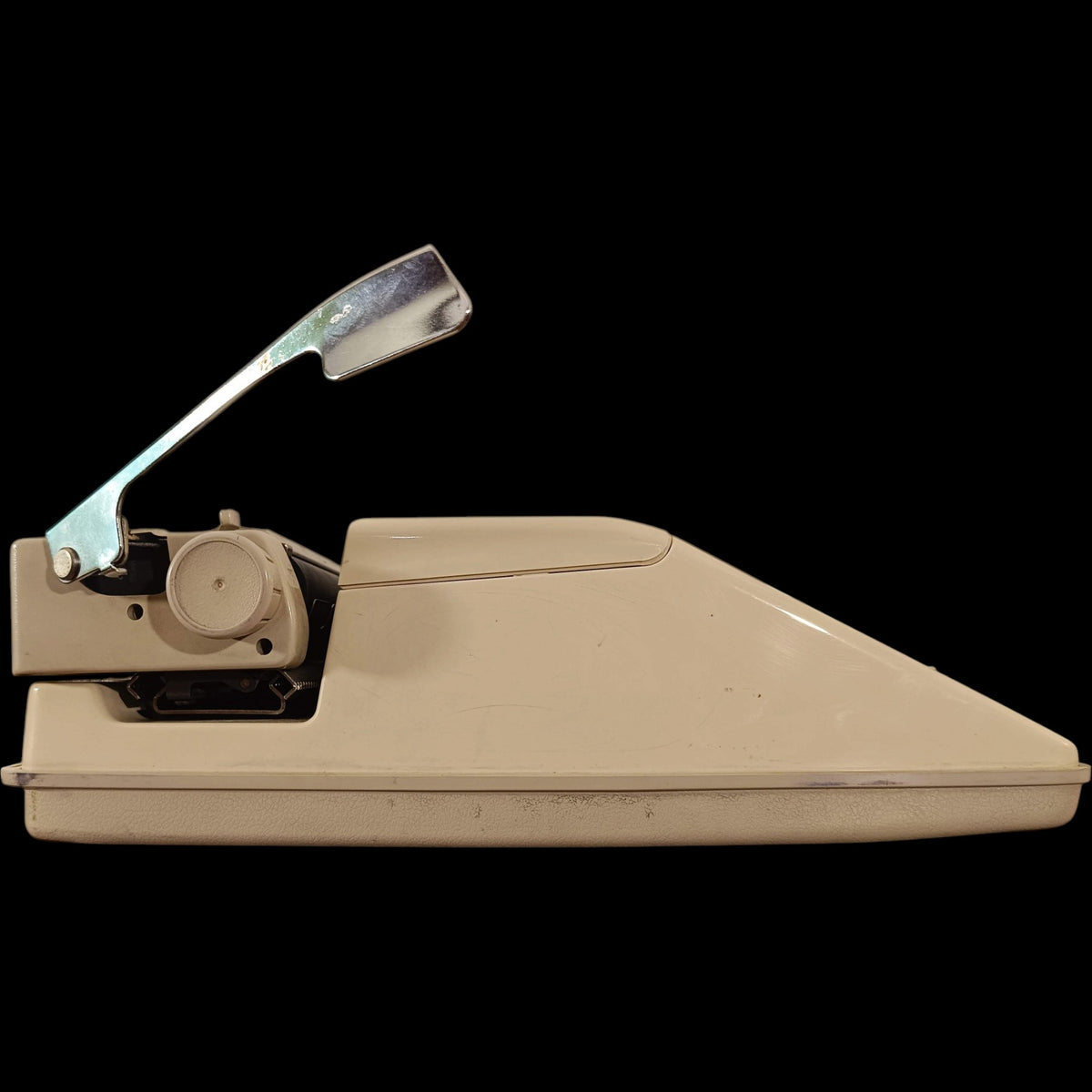 Image of Marathon 2200 DlX Typewriter.
Available from universaltypewritercompany.in