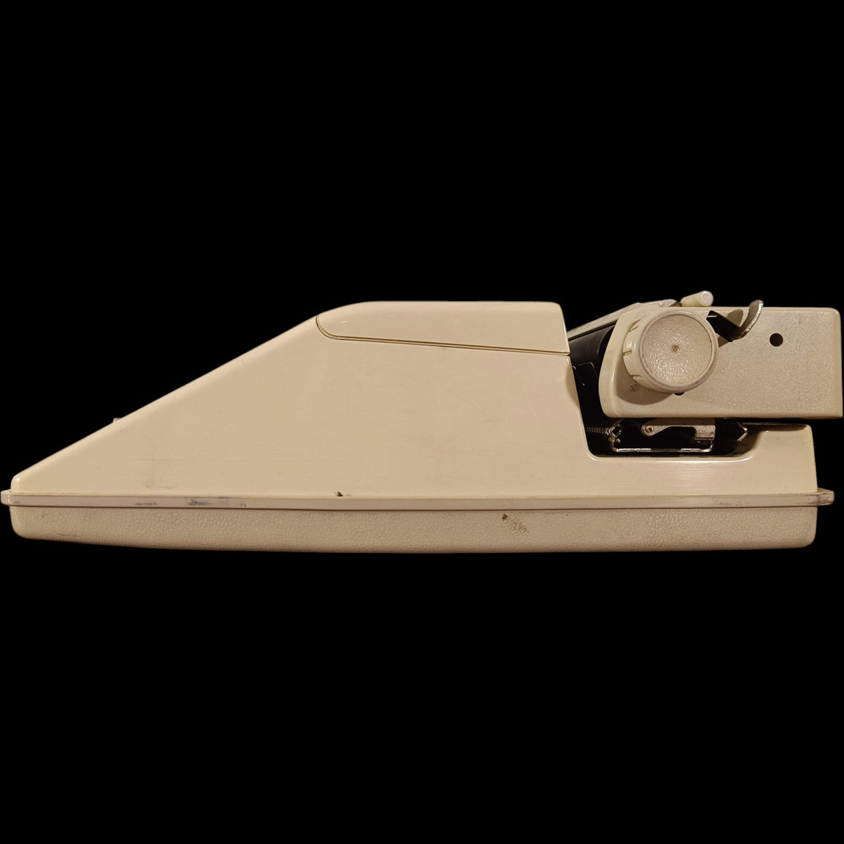 Image of Marathon 2200 DlX Typewriter.
Available from universaltypewritercompany.in
