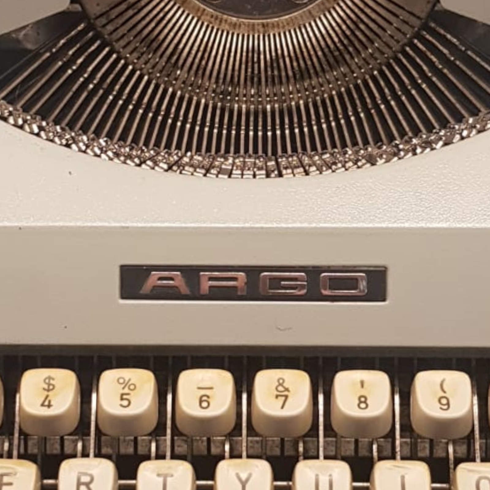 Image of Argo Silver Reed Typewriter from universaltypewritercompany.in
