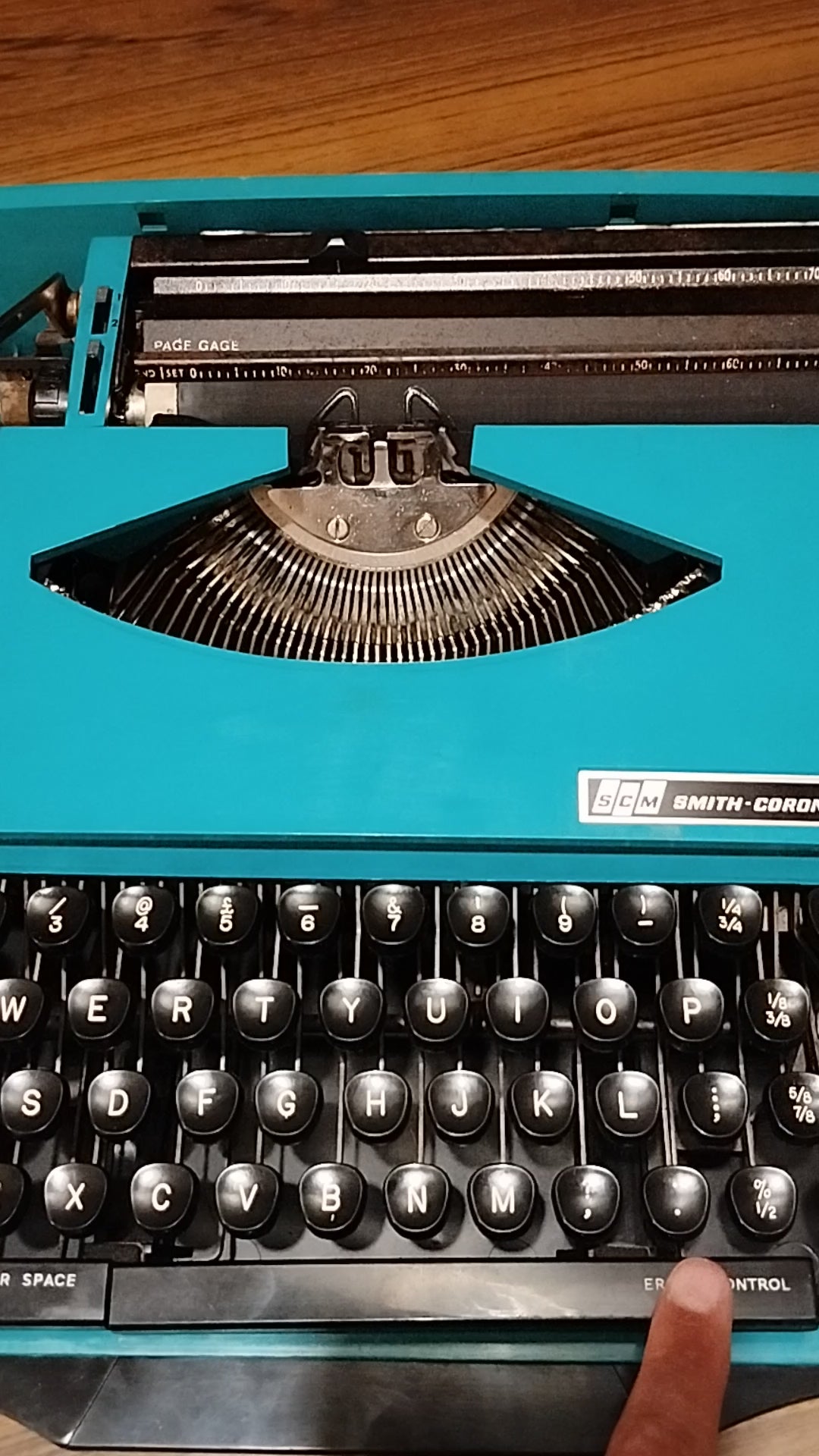 Power Spacer Video of Smith Corona SCM Typewriter from universaltypewritercompany.in