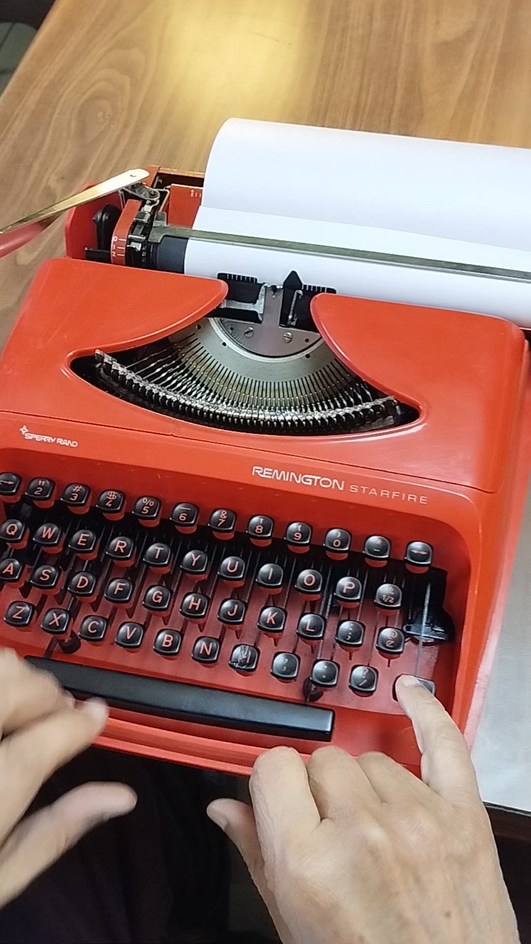 Video of Remington Starfire Sperry Rand Typewriter. Available at universaltypewritercompany.in
