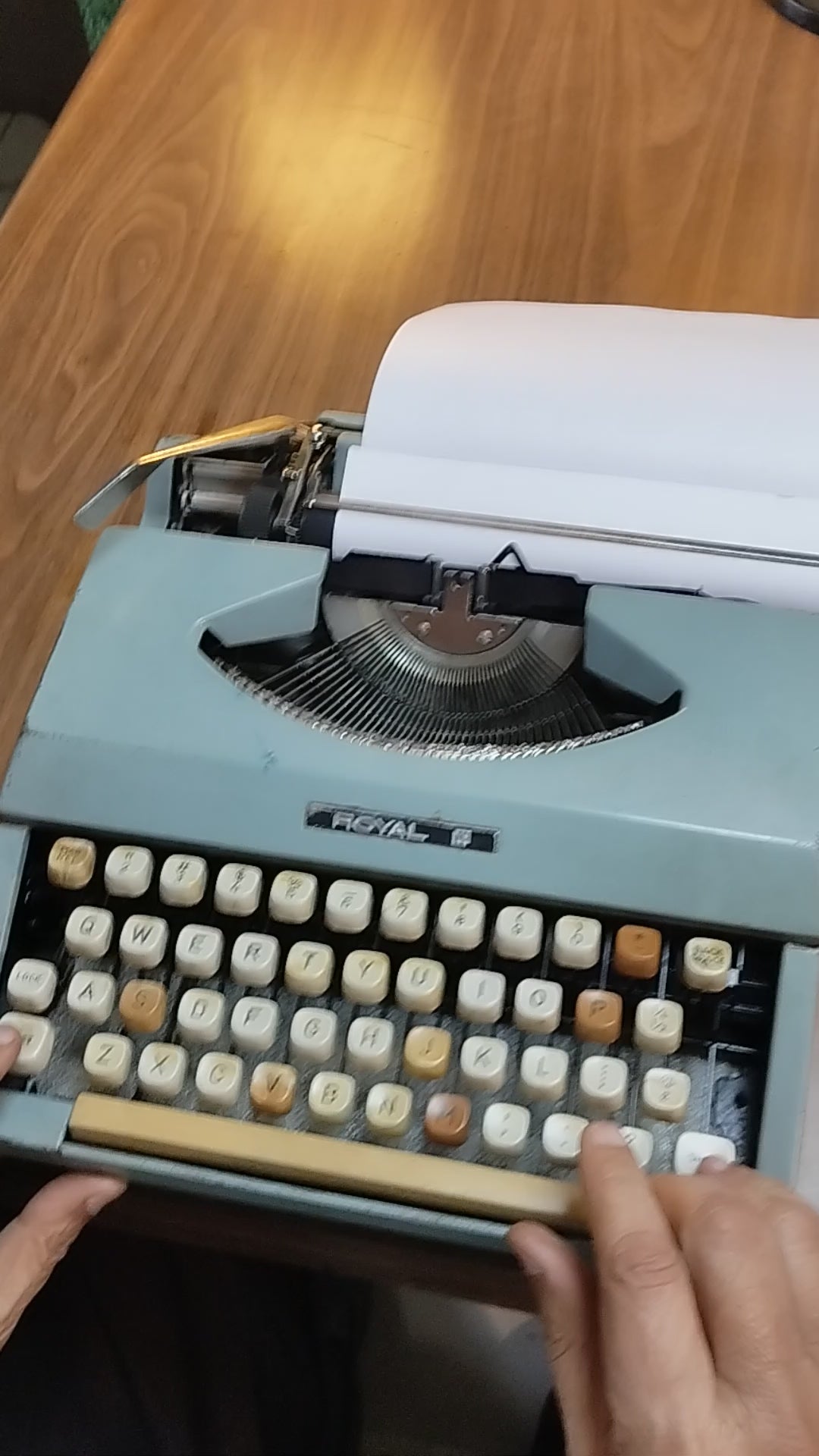 Video of Royal Typewriter from universaltypewritercompany.in