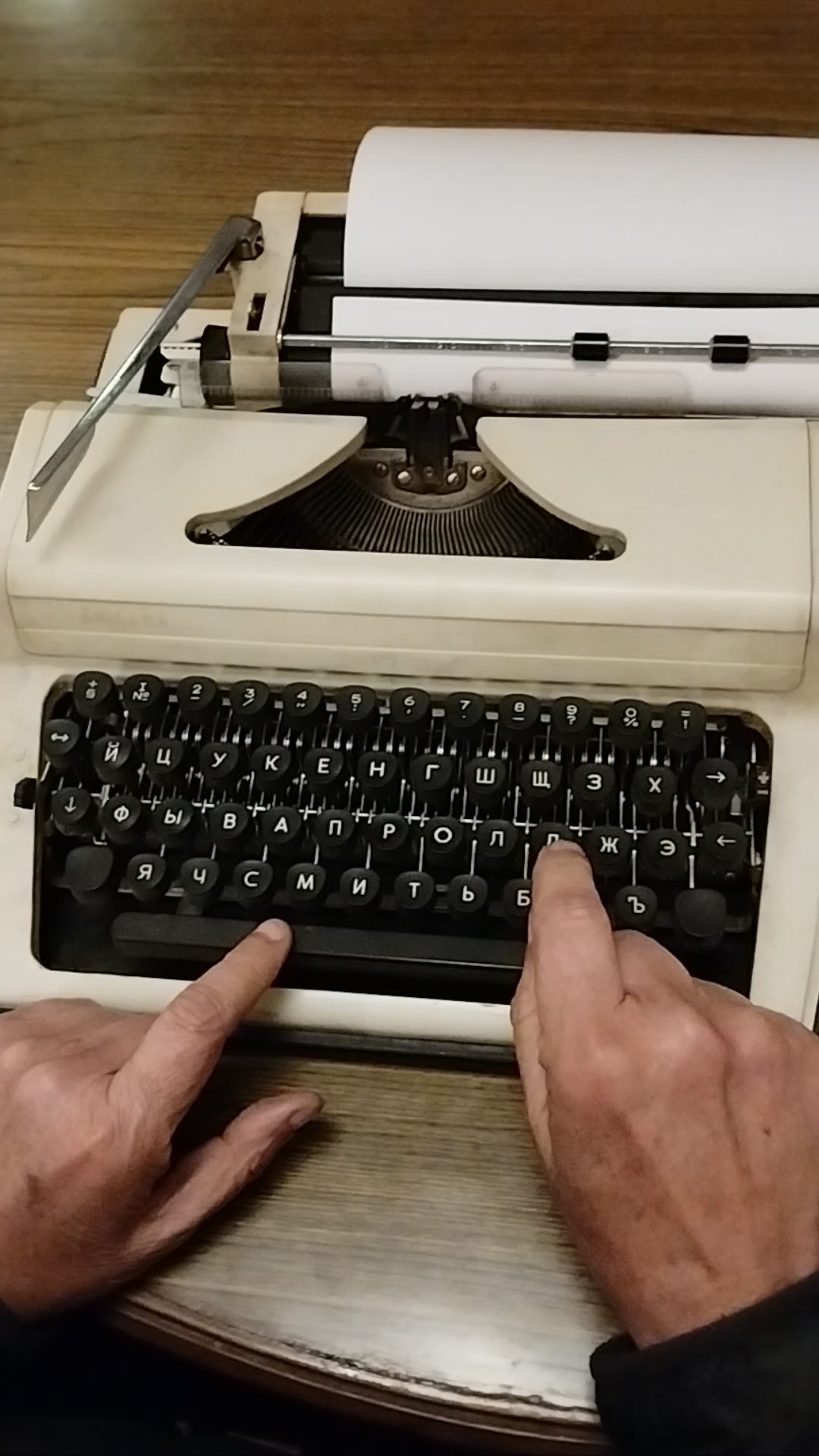 Video of Russian Keyboard Typewriter. Available from universaltypewritercompany.in