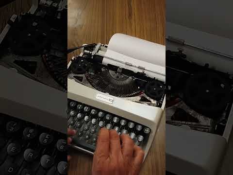 Typing Demonstration Video of Underwood 18 Typewriter. Available from universaltypewritercompany.in